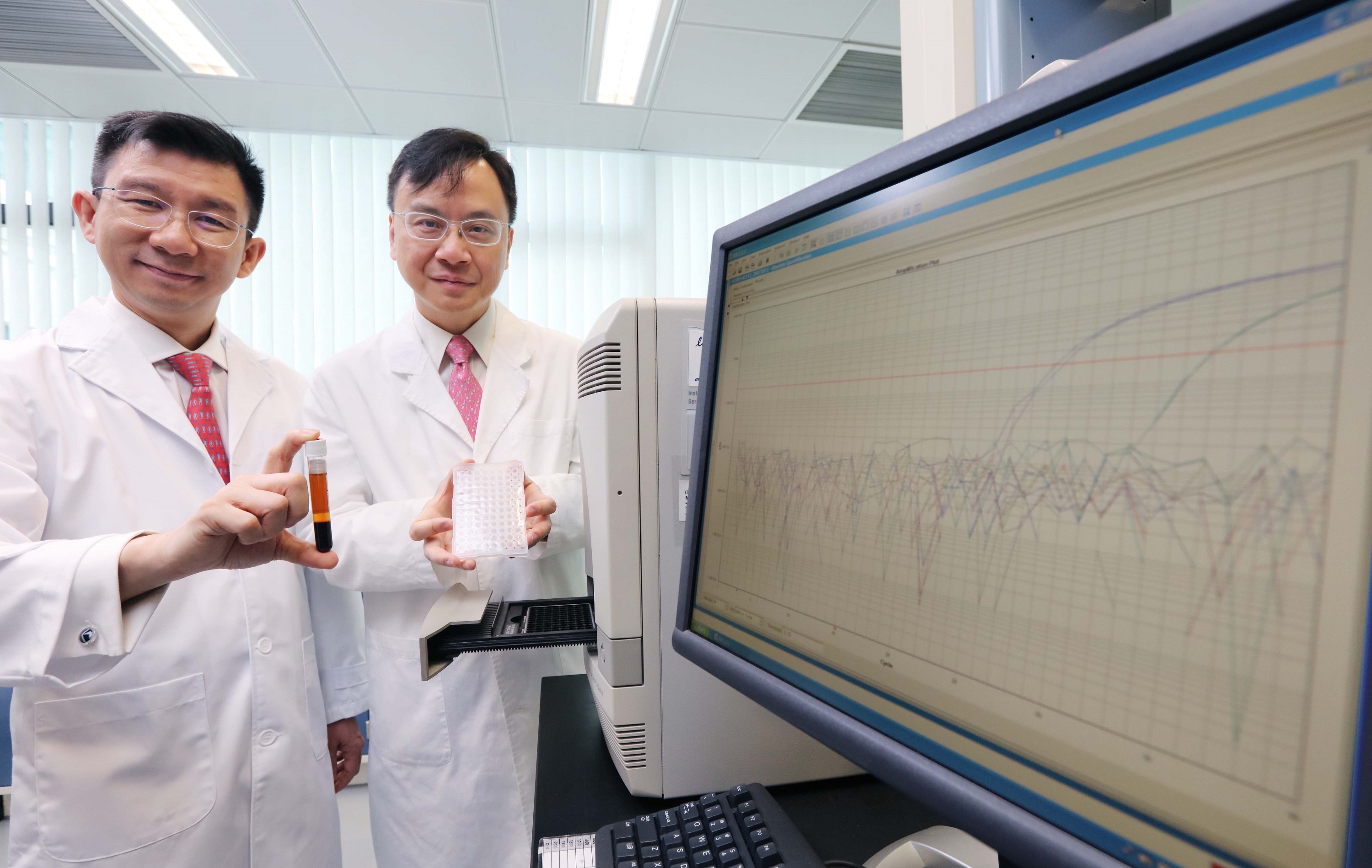 A study by CUHK confirms that plasma EBV DNA analysis is useful for screening early asymptomatic NPC. Featured are (right) Professor Dennis LO, Director of the Li Ka Shing Institute of Health Sciences at CUHK, and Professor Allen CHAN from the Department of Chemical Pathology, Faculty of Medicine at CUHK.