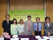 From left: 
Dr. Ng Mau-yuen Eric, Programme Coordinator, Bachelor of Arts (Chinese Language and Literature) and Bachelor of Education (Chinese Language Education) Co-terminal Double Degree Programme, CUHK;
Prof. Mak Chan Shuk-yin Barley, Director, Centre for Enhancing English Learning and Teaching, CUHK;
Prof. Yeung Sau-chu Alison;
Prof. Lee Chi-kin John;
Prof. Yu Nae-wing, Programme Coordinator, Bachelor of Arts (Chinese Language and Literature) and Bachelor of Education (Chinese Language Education) Co-terminal Double Degree Programme, CUHK; and
Prof. Chun Ka-wai Cecilia, Programme Coordinator, Bachelor of Arts (English Studies) and Bachelor of Education (English Language Education) Co-terminal Double Degree Programme, CUHK