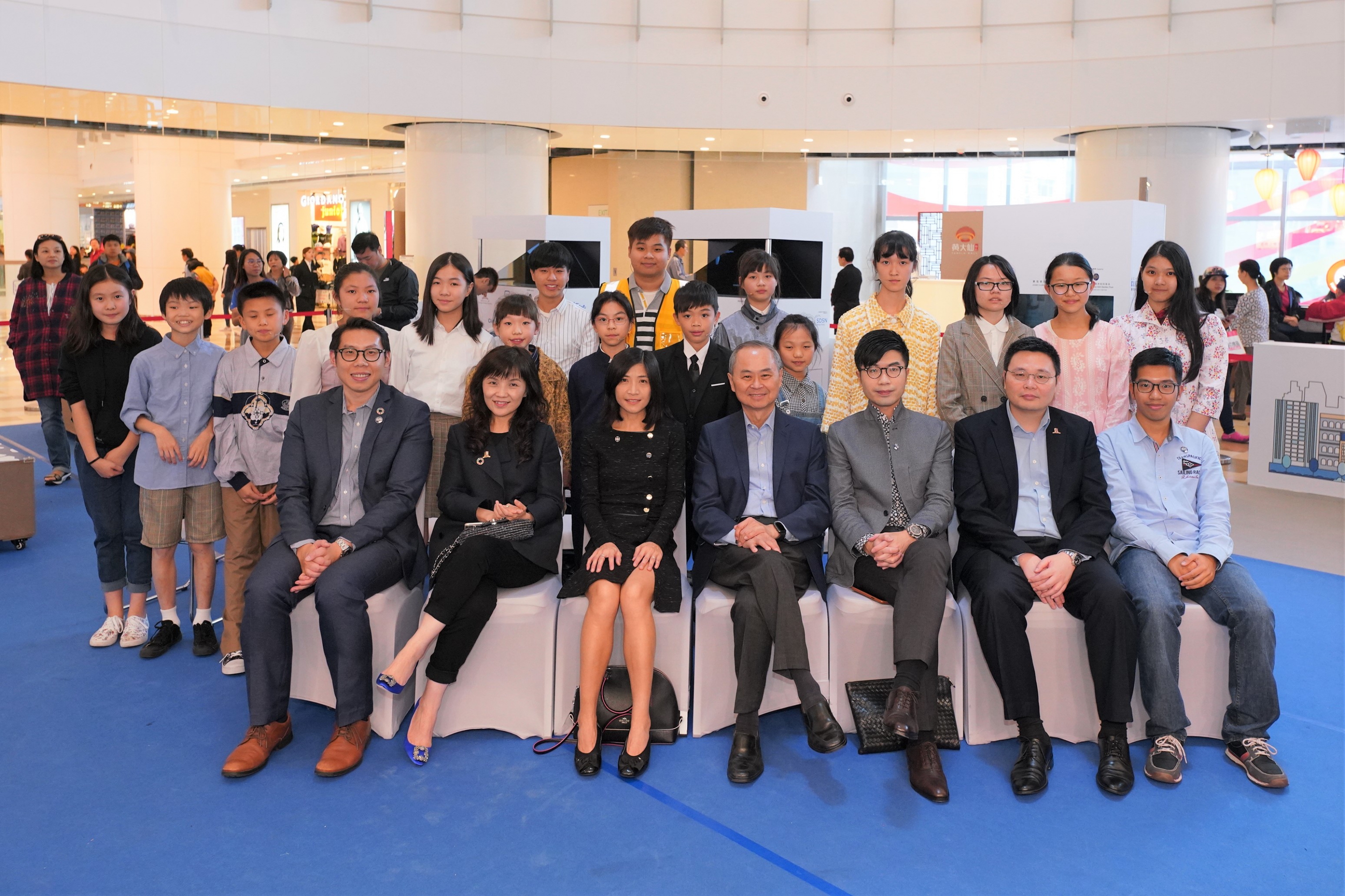 A group photo of the guests and students after the opening ceremony.