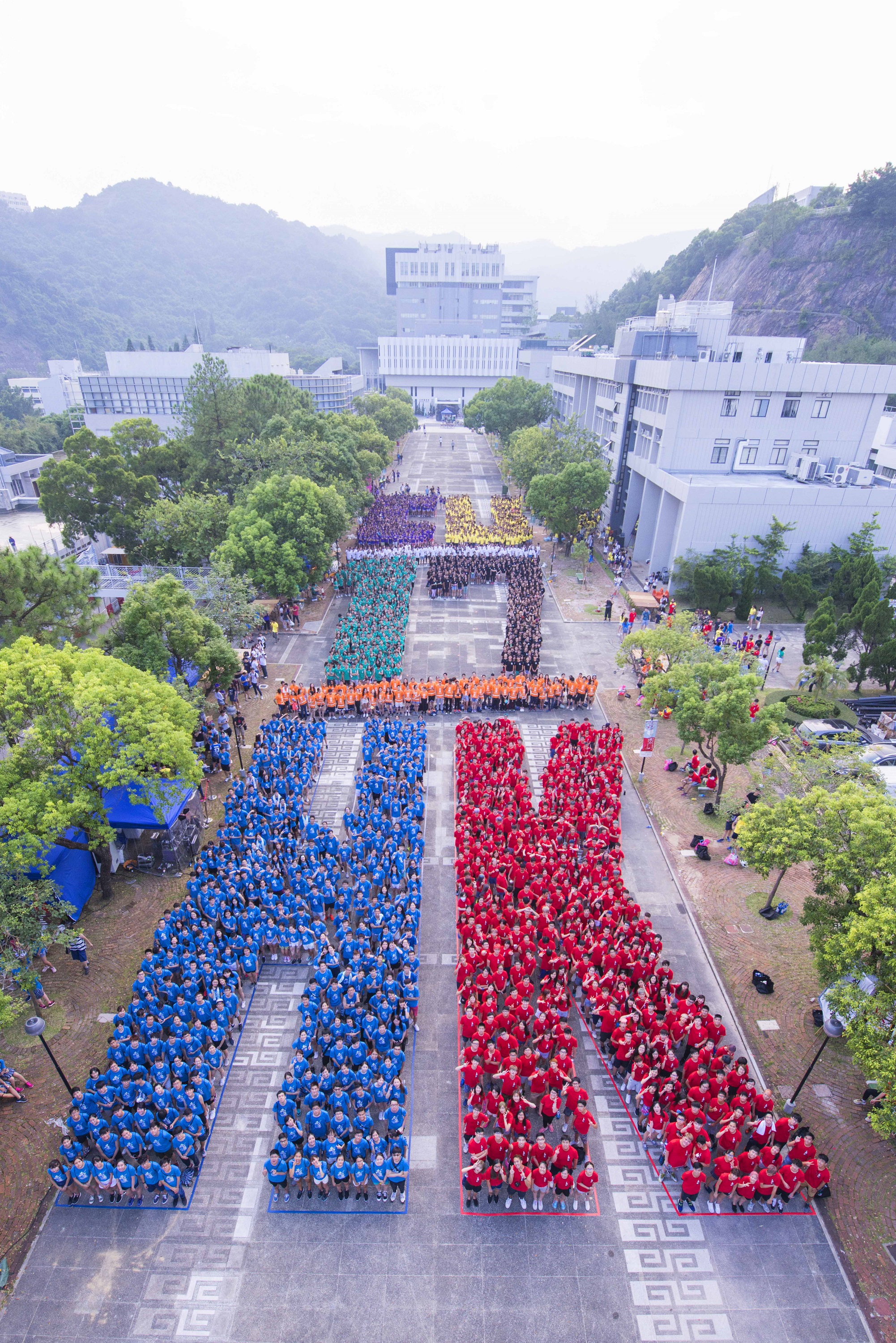 CUHK 2017/18 new students line up together to form a gigantic symbol ’CU17HK’.