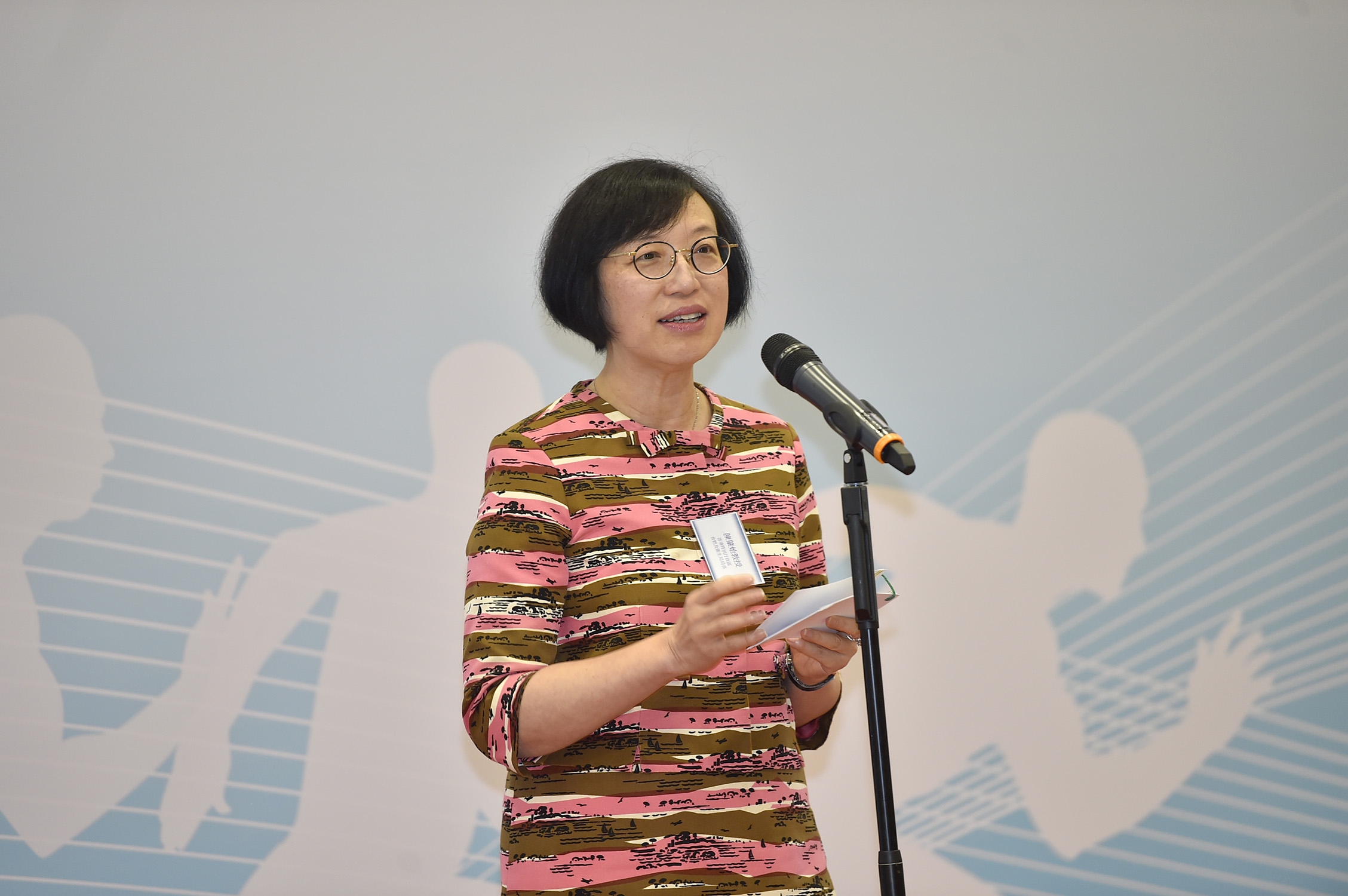 Professor Sophia CHAN remarks that the overweight and obesity problems among Hong Kong people are alarming. She encourages the general public to maintain a healthy diet and exercise regularly.”