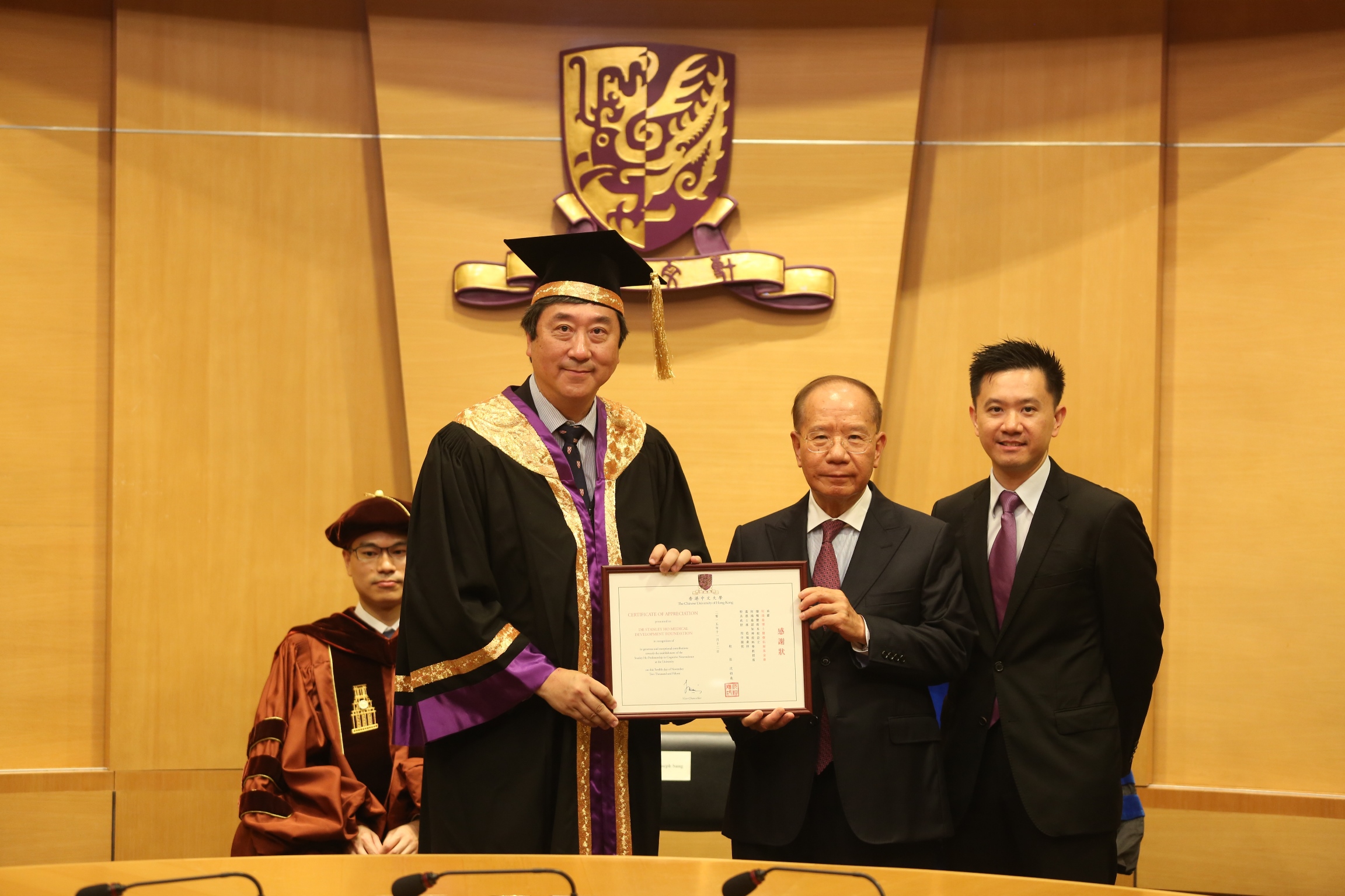 (From left) Prof. Joseph J. Y. Sung, Vice-Chancellor and President, CUHK presents a certificate of appreciation to Mr. Patrick W. M. Huen, Vice-Chairman of the Board of Trustees and Chairman of the Board of Directors of the Dr. Stanley Ho Medical Development Foundation and Mr. Ian Huen, Member of the Board of Trustees of the Foundation.