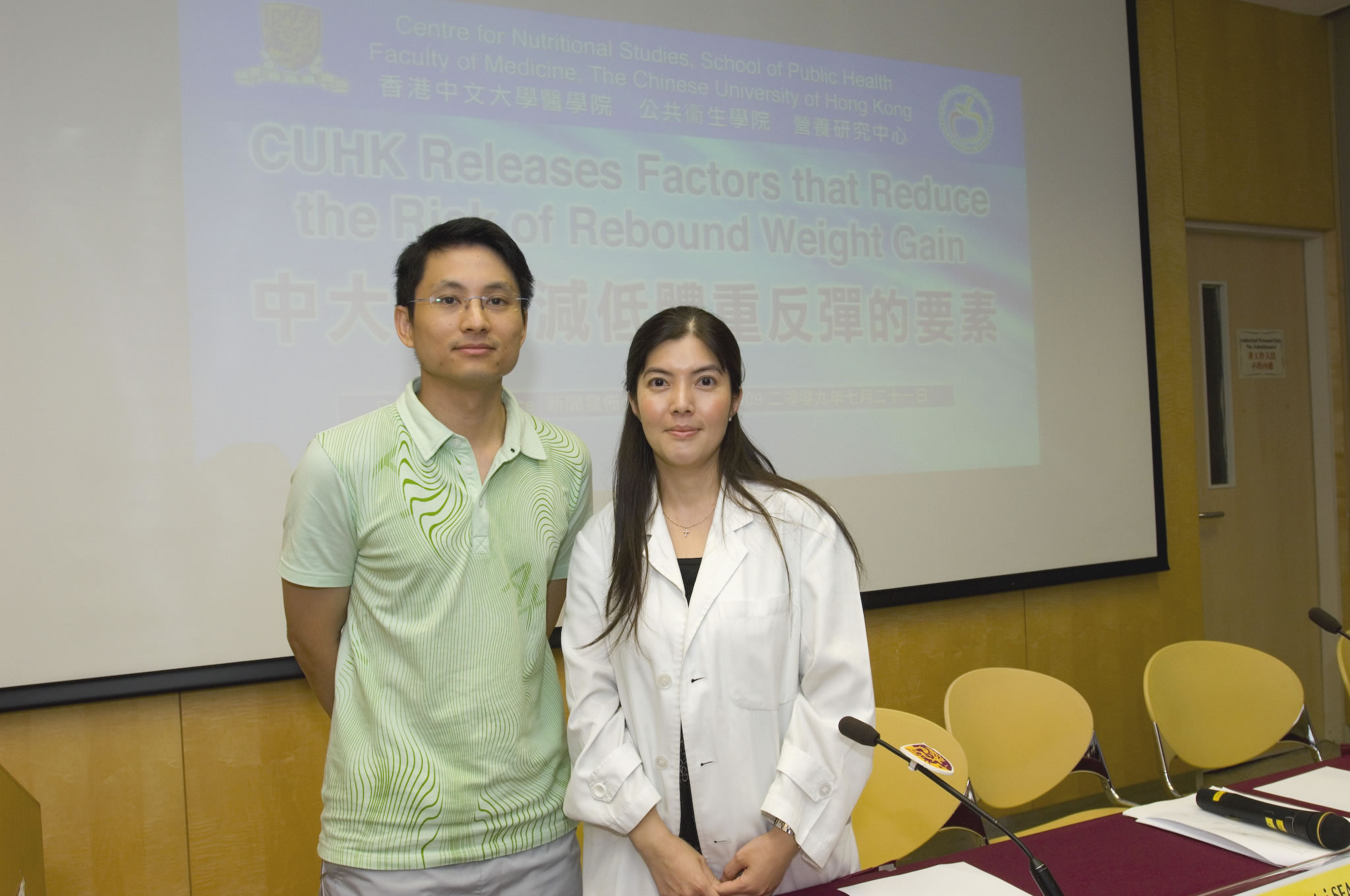 Dr. Mandy Man Mei SEA (right), Centre Manager, Centre for Nutritional Studies, School of Public Health, Faculty of Medicine, CUHK; and Mr. Forrest Chung Fai YAU, Instructor of the Centre