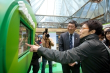 Ms Christine LOH and Prof Joseph SUNG visit the interactive information and game booths.