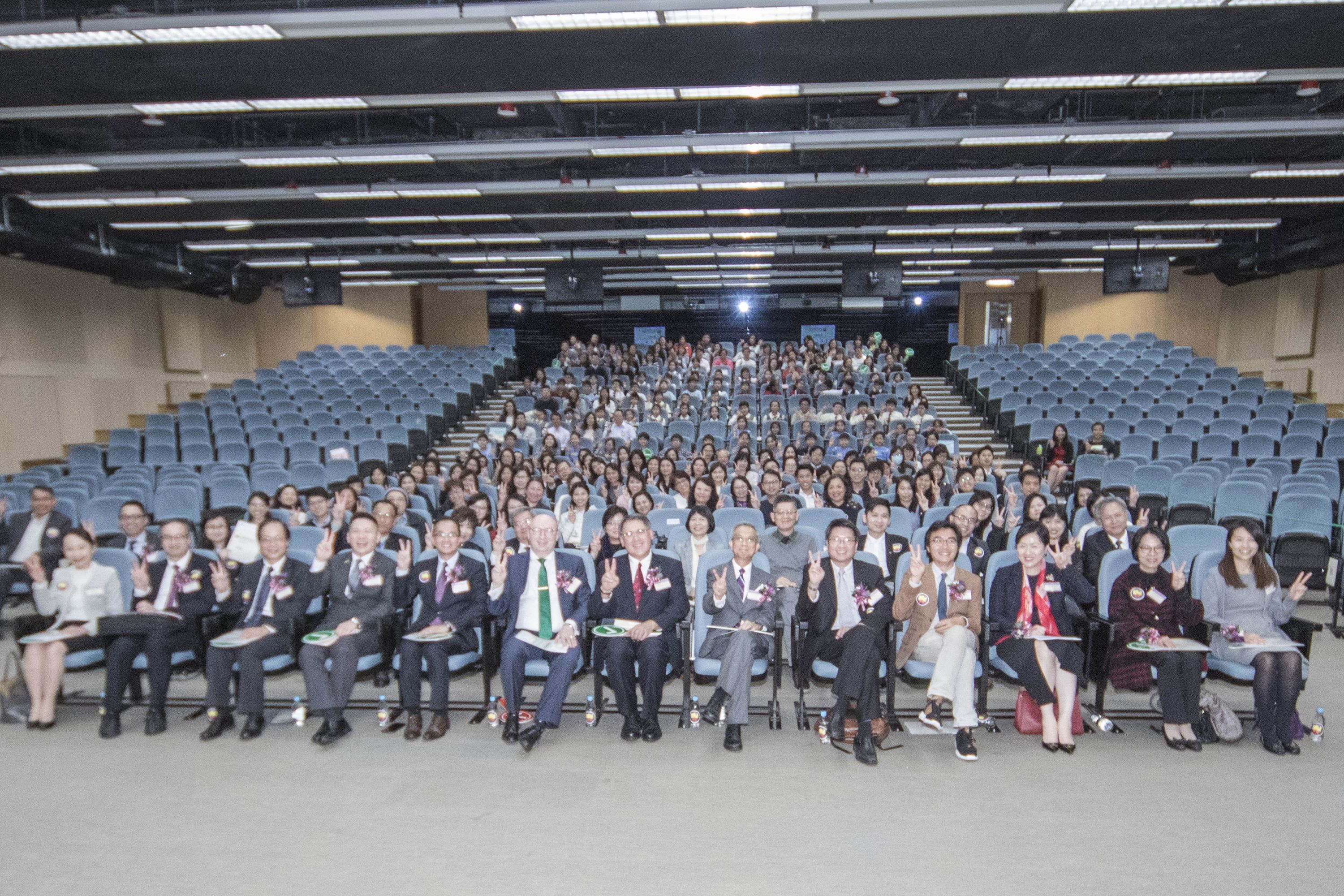 一众嘉宾、教育界同工、来自才德兼备理财学校的学生和家长出席「才德兼备理财学校计划」启动礼。