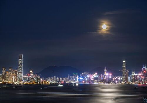 WHEN DOES THE FULL MOON OCCUR? 🌕  The Mid-Autumn Festival, also known as the Moon Festival, falls on the 15th day of the 8th month on the Lunar calendar (Sep 10 this year), when the moon is in full bloom. The origins of the festival, going back over 3,000 years, were connected with harvests and moon worship. In the spirit of Chinese poet Su Shi (1037－1101), who wrote: “May we live long and share the beauty of the moon together, even if we are hundreds of miles apart,” mark your calendar!  Photo: Full moon taken on July 13, 2022 in Hong Kong.  ❤️"Let's share the moment when the moon shines over the sea" ~ poet Zhang Jiuling (673-740), Tang dynasty ☺️  #hongkong #brandhongkong #asiasworldcity #Festive #MidAutumn #MidAutumnFestival #Fullmoon #culture