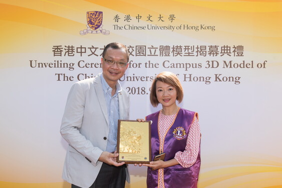 Mr Eric Ng presents a souvenir to Ms Sophia Yung.<br />
