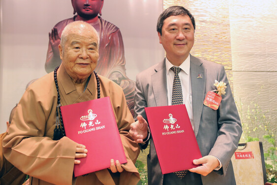 Venerable Master Hsing Yun (left) and Professor Joseph Sung (right) signed the agreement of cooperation.<br />
<br />
*Photo courtesy of Foguang Shan