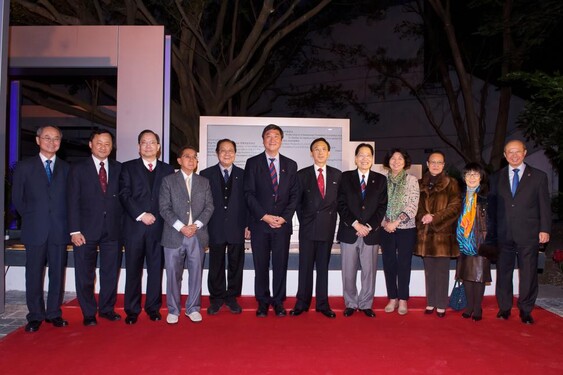 (左起)中大副校長霍泰輝教授、中大常務副校長華雲生教授、中大五十周年校慶籌款委員會委員梁英偉先生及何子樑醫生、中大前任校長金耀基教授、中大校長沈祖堯教授、中大校董會主席鄭海泉博士，中大五十周年校慶籌款委員會委員張煊昌博士、紀文鳳女士及殷巧兒女士；中大副校長張妙清教授，以及中大副校長許敬文教授。