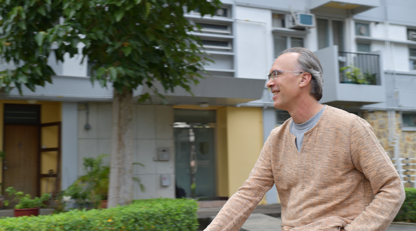 Flying by on his bicycle with just one hand on the handle. Since 2008, Professor Brandner has been teaching and researching full-time at CUHK and living on campus. Below shows the Dendropanax dentiger he planted in front of his house when he settled in; its florescence witnesses and ties in with the growth of his spiritual life and faith throughout the years