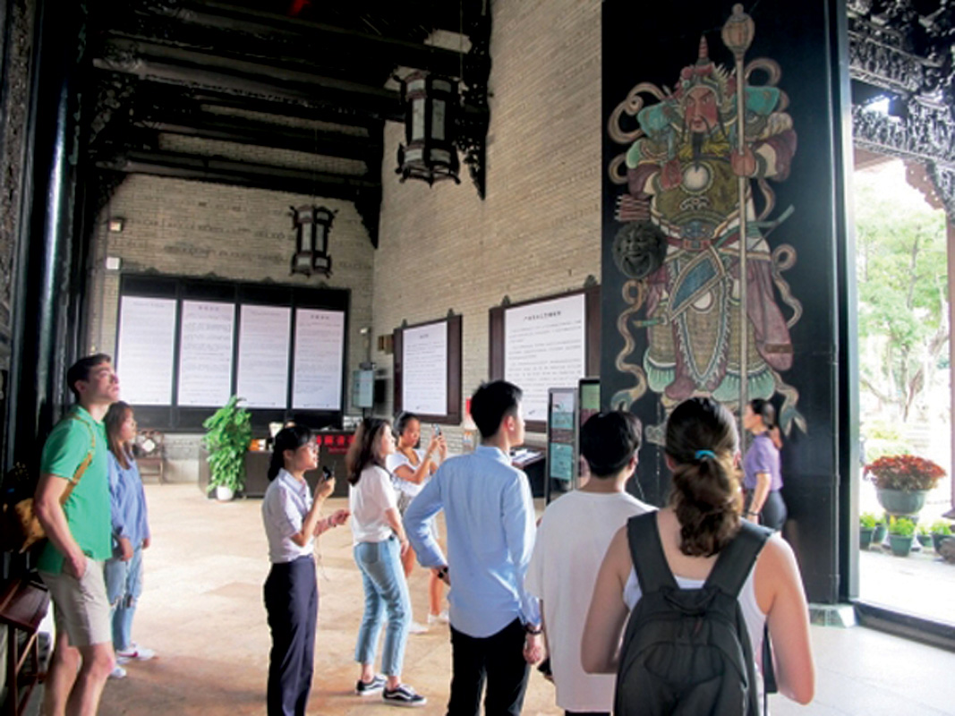 2018年夏天率學生往廣州和佛山考察，圖為廣州陳家祠