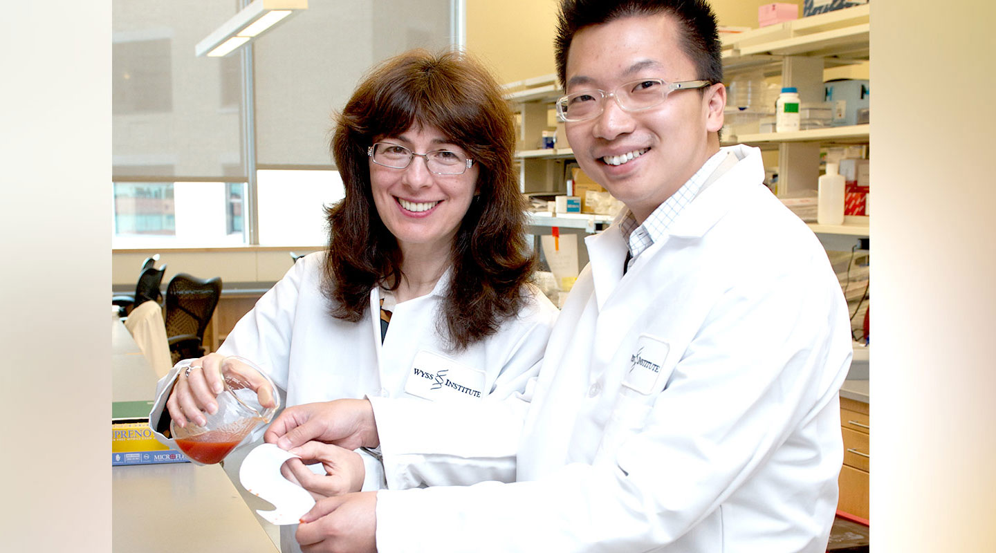 Wong Tak-sing collaborates with Joanna Aizenberg <em>(left)</em> to develop SLIPS at Harvard University