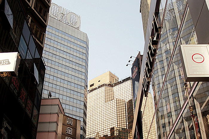 銅鑼灣街道狹窄，大廈林立，烈日當空，身處其中更加難受。