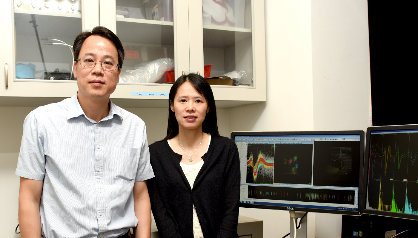 Prof. Yung Wing-ho <em>(left)</em> and colleague from the School of Biomedical Science Prof. Ke Ya <em>(photo by ISO staff)</em>