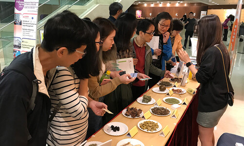 活动现场设有营养小食资讯、花茶赠饮，以及日常凉茶问答游戏，寓教育于娱乐。