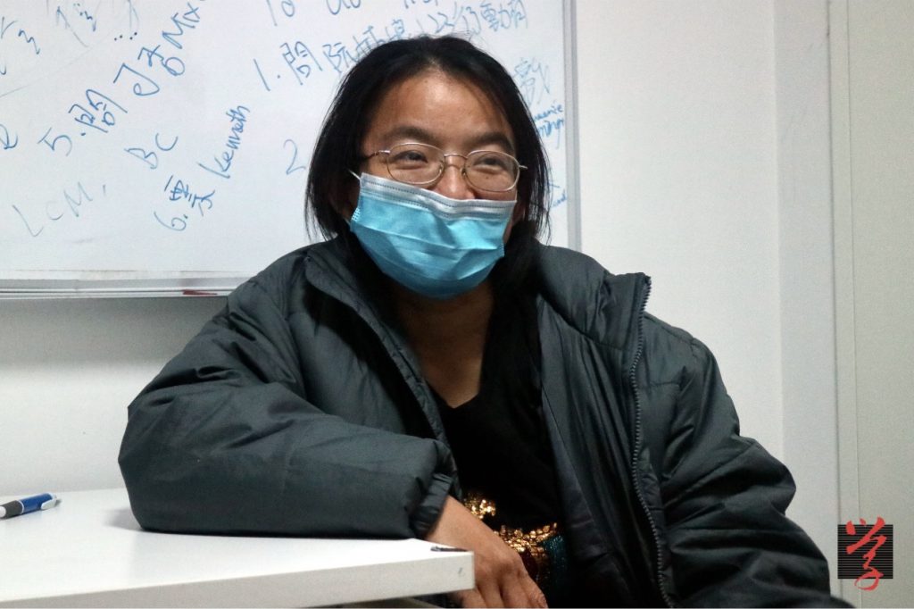 訪問當天,阿貓帶著五袋家當來到社工吳衞東的辦公室。(冼穎琦攝)