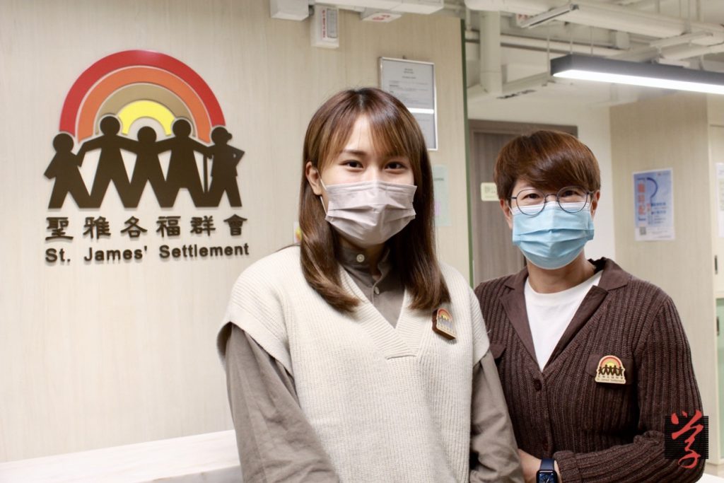聖雅各福群會露宿者綜合服務隊高級經理黎良好(右)認為,精神科護士連曉琳(左)加入後,能及早發現露宿者的精神健康需要。(何諾兒攝)