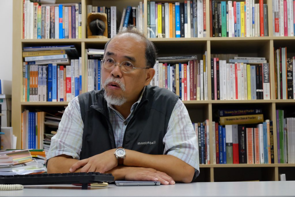理工大學社會政策研究中心主任鍾劍華指香港在長期照顧方面比很多鄰近國家落後。(杜茗慧攝)