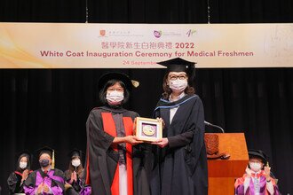 Professor Mai Har SHAM presented a souvenir to the Guest of Honour Ms. Priscilla WONG