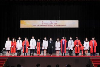 Group photo of procession members and medical freshmen at the Coating Ceremony