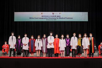 Group photo of procession members and medical freshmen at the Coating Ceremony