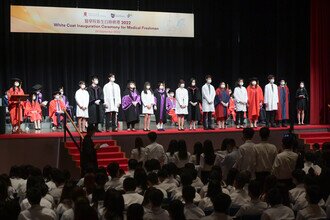 Group photo of procession members and medical freshmen at the Coating Ceremony