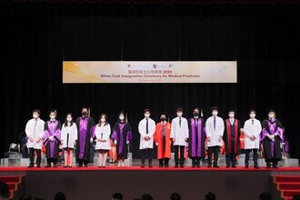 Group photo of procession members and medical freshmen at the Coating Ceremony