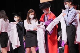 Group photo of procession members and medical freshmen at the Coating Ceremony