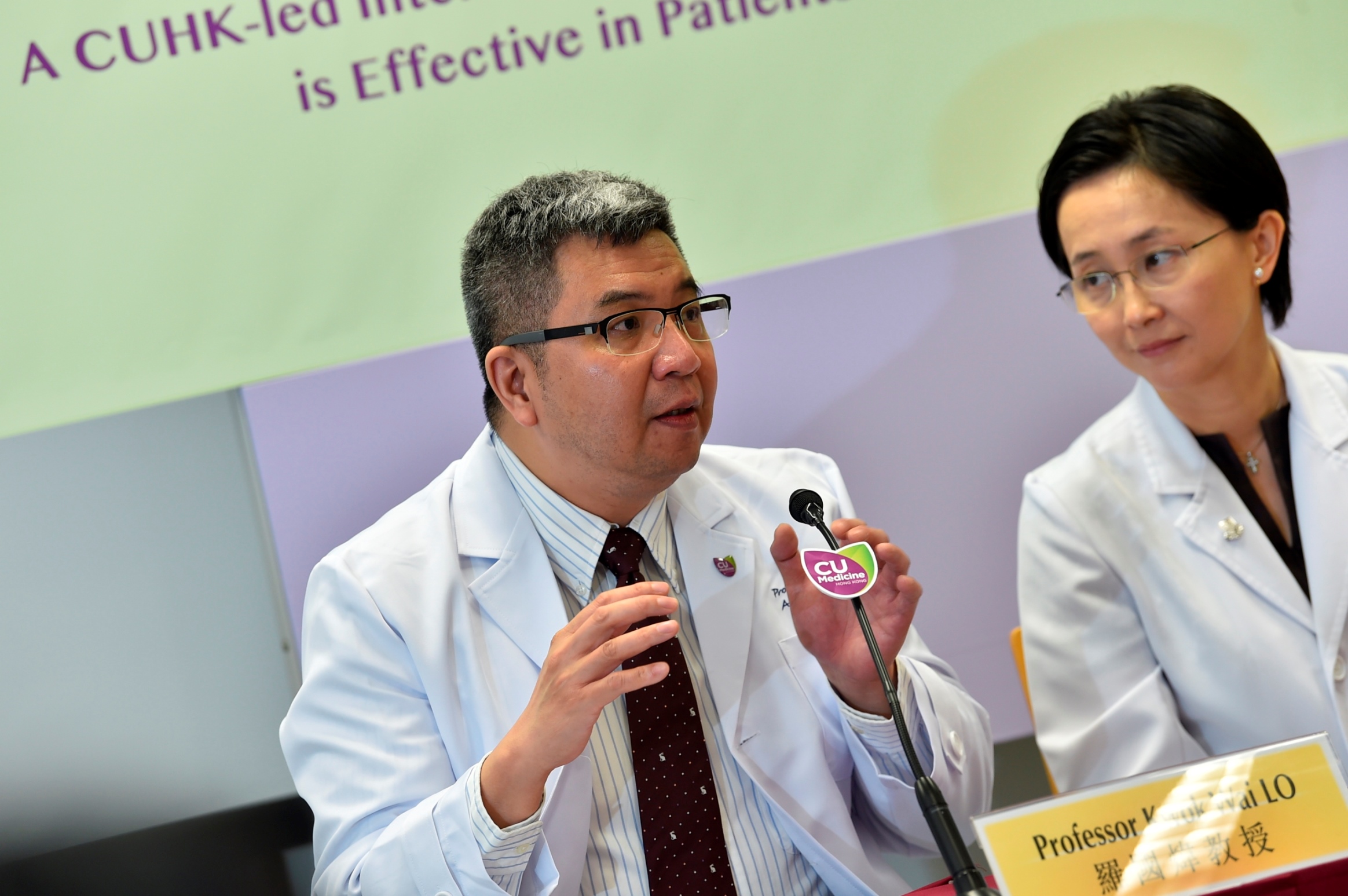 Professor Kwok Wai LO (left) hopes that by identifying the biomarkers in NPC patients, the prognosis assessment as well as the development of precision medicine could be facilitated, hence enhancing the treatment outcomes for advanced NPC patients.