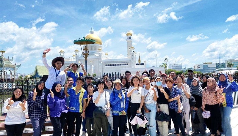 Chuwei joins the celebration of the royal birthday in Brunei. 