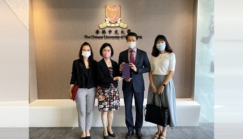 The Consul General of the Consulate General of Vietnam in Hong Kong visits CUHK to learn more about the study opportunities for Vietnamese students.