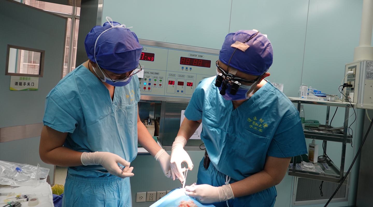 Volunteer doctors operating on a child with an orofacial cleft <em>(Photo courtesy of interviewee)</em>