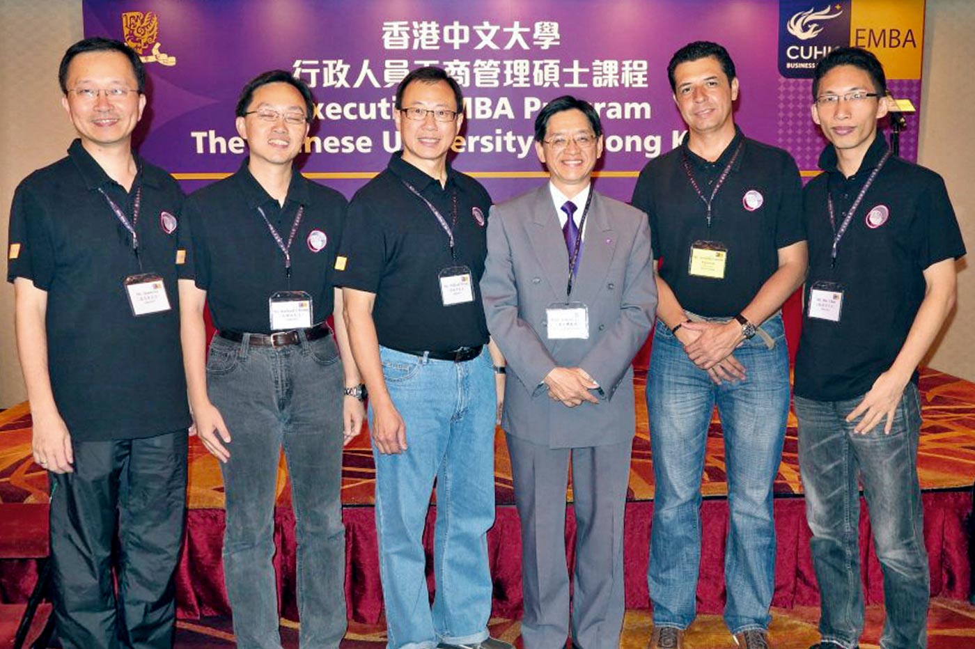 Meeting director of the EMBA Programme Andrew Chan (<em>3rd right</em>) in an orientation activity