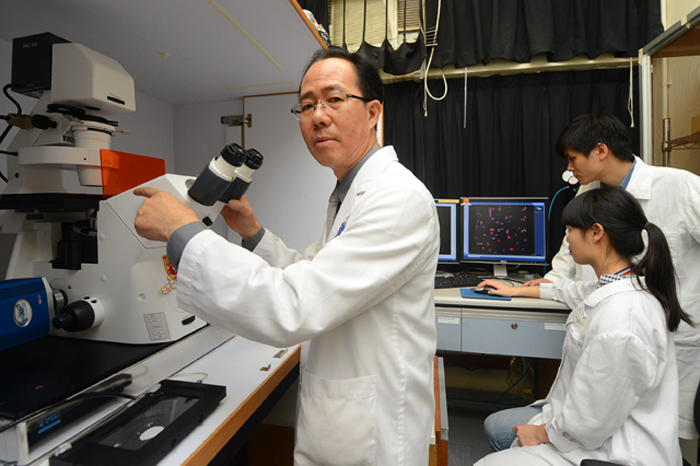 Prof. Fung Ming-chiu (left) and members of his research team