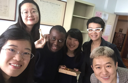 Photo of Prof. Cheng with students