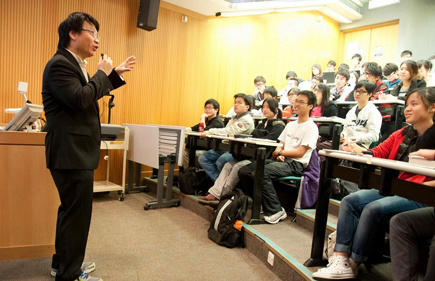 Photo of Dr. Kou Kei Chun with students