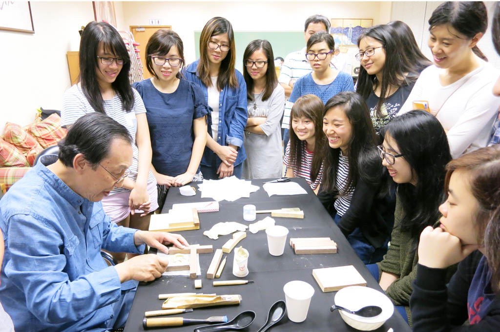 Conducted by Professor Hon-ching LEE, an artist based in the U.S., a two-session workshop taught basic sculpture techniques, using wood, clay and plaster as the materials.
