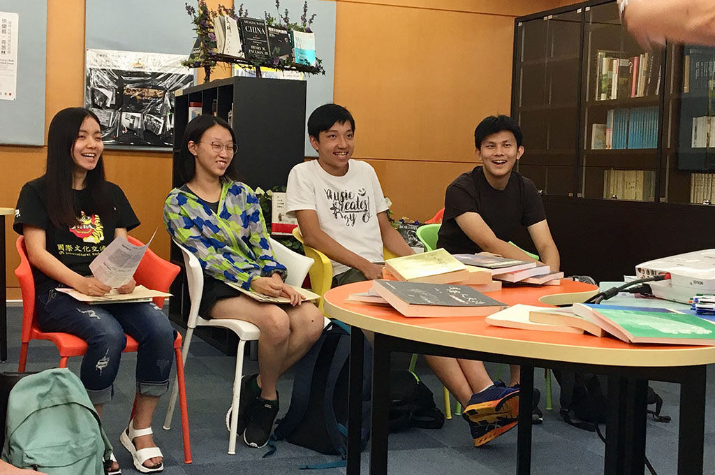 
Students were interested in listening to the inspiration and lifelong guidance derived from Prof. Lao Sze-Kwang and former College Head Prof. Philip Shen recalled by Dr. Roger Cheng. 【Remembering Teachers】
