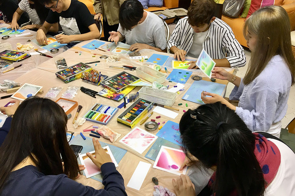 
After learning the basic painting techniques, more than a dozen of students were able to create unique heart-touching artworks with radiant warmth, senses of harmony and hope by fingers.【Pastel Nagomi Art Experiential Workshop】
