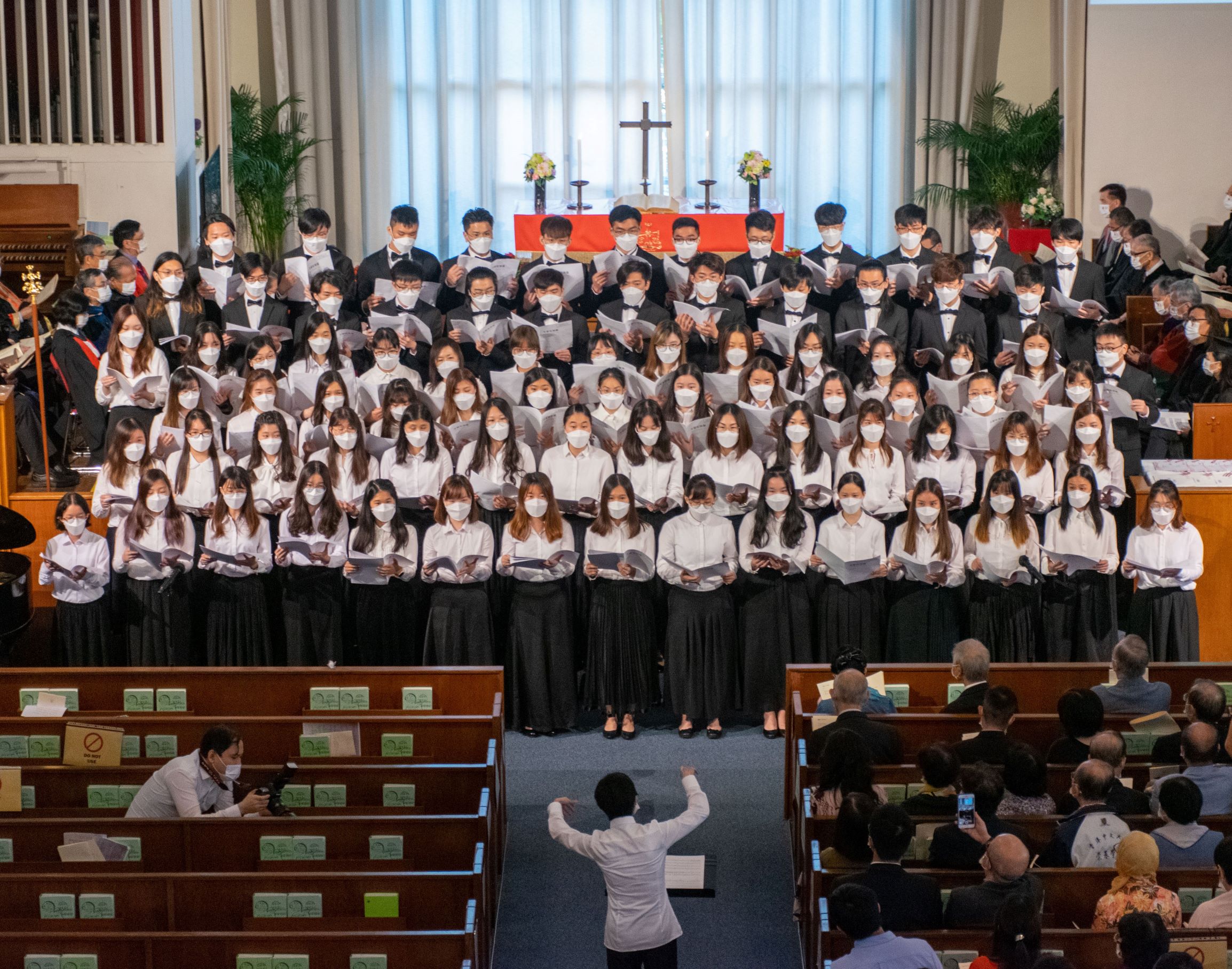 Chung Chi Choir performing the College’s anniversary theme song ‘God’s Love in Chung Chi’ at Thanksgiving Service.