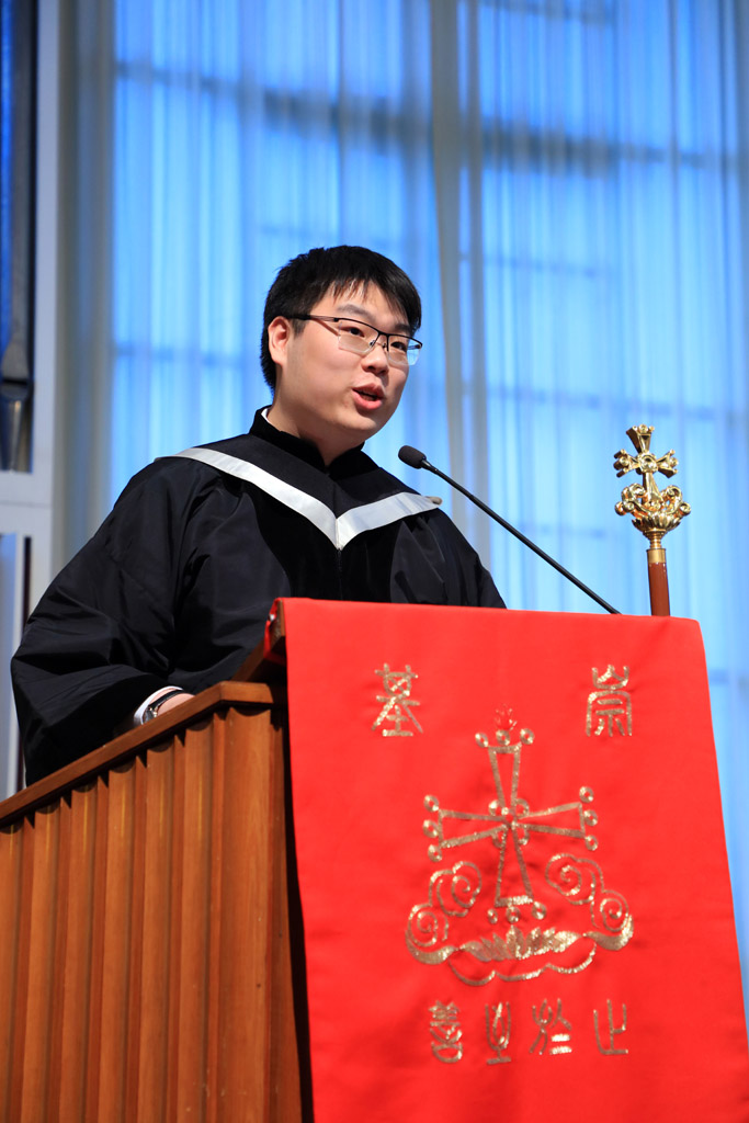 Mr. CHONG Cheuk Long, Conrad, Valedictorian of class 2018 delivers his speech.