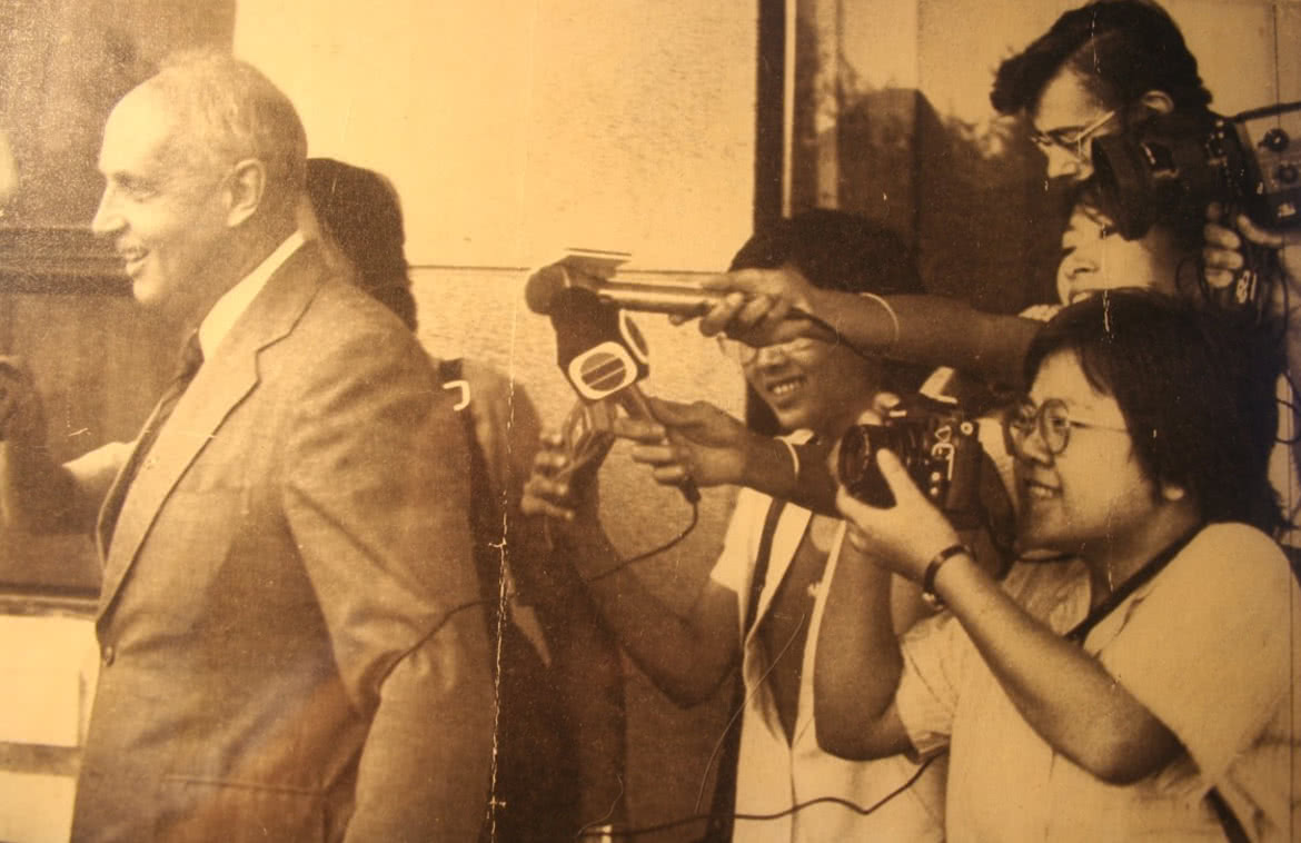 1983年7月,她在北京机场采访,左为前港督尤德。
