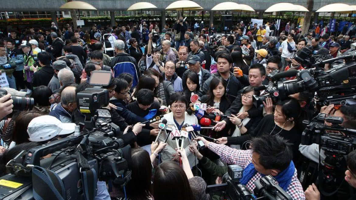 2014年「企硬反灭声」行动,岑倚上街示威接受传媒访问