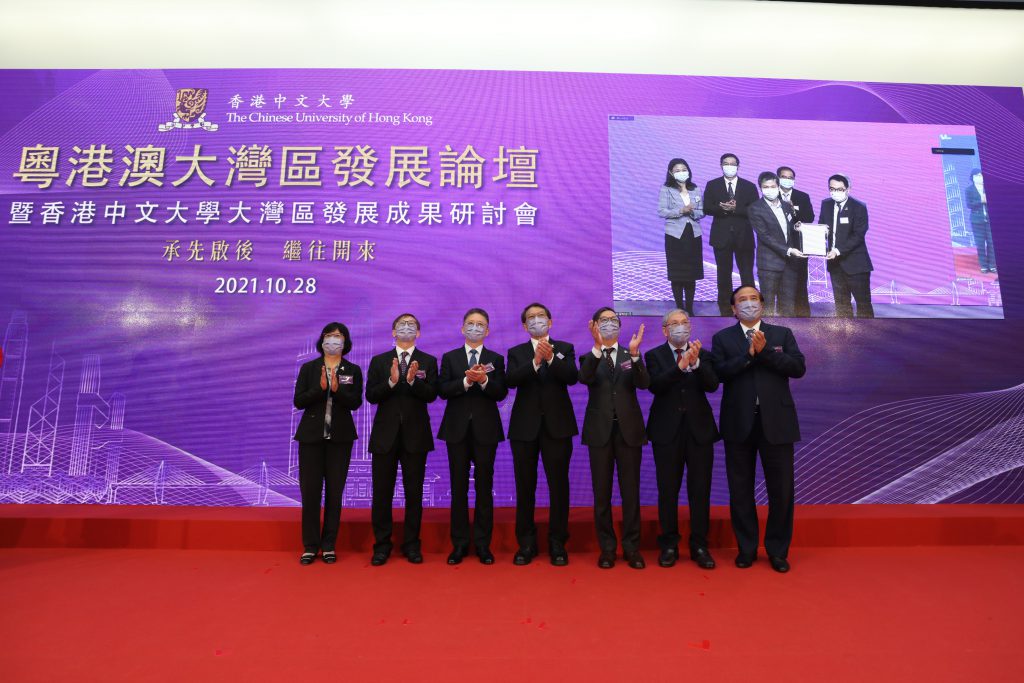 Dr. Lin Huangquan (left, front row on the screen), Director of the Office for Greater Bay Area Developments of CUHK and representative from Shenzhen People’s Government Offices in Luohu District present the proposed promotion of Hong Kong higher education projects in Luohu District.