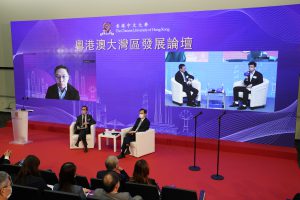 Professor Fan Jianping (left on the right screen), President of the Shenzhen Institute of Advanced Technology, Chinese Academy of Science; Professor Dennis Lo Yuk-ming (right, on the site), Director of the Li Ka Shing Institute of Health Sciences, Li Ka Shing Professor of Medicine and Professor of Chemical Pathology, the Faculty of Medicine, CUHK; Professor Lin Dahua (on the left screen), Interim Director of CUHK Interdisciplinary Artificial Intelligence Research Institute and Co-founder of SenseTime; and Dr. Li Ruiyu (right, on the right screen), Co-founder and Head of Product of SmartMore, attend the “Forum on Development of The Chinese University of Hong Kong and Innovation and Technology in the Greater Bay Area”.