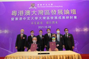 Professor Chan Wai-yee (front left) and Mr. Peter Yan King-shun (front right), Chief Executive Officer of the Hong Kong Cyberport Management Company Limited sign the MoU regarding the strategic alliance in the context of the Guangdong-Hong Kong Greater Bay Area.