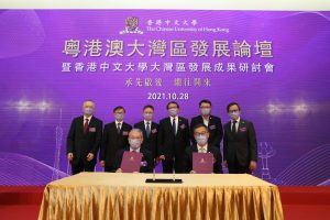 Witnessed by the officiating guests, Professor Chan Wai-yee (front left), Pro-Vice-Chancellor / Vice-President of CUHK and Mr. Albert Wong Hak-keung (front right), Chief Executive Officer of the Hong Kong Science and Technology Parks Corporation sign the MoU on the Collaboration on Innovation and Entrepreneurship in the Guangdong-Hong Kong-Macao Greater Bay Area.