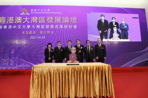 Professor Chan Wai-yee and Shenzhen People’s Government Offices in Nanshan District sign the MoU regarding the framework agreement on strategic cooperation in innovation and technology.