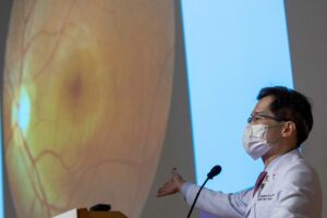 Professor Clement Tham explains that in the entire central nervous system, only the blood vessels and nerves in the retina allow direct visualisation and analysis. Through non-invasive fundus photography, a range of changes that are associated with Alzheimer’s disease can be detected.