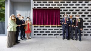 The Naming Ceremony of Fook Wo and Laura Jee Li Theatre. (From Left) Members of Dr & Mrs F. W. Li’s family, Chairman of CCC Board of Trustees Dr Norman T. L. Chan, Trustee and Chairman of CCC’s former Steering Committee for Development Office Mr Thomas W. C. Kwong, and CCC Head Professor Fong Wing-ping perform the unveiling ceremony.